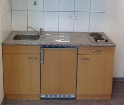 Kleiner Kochbereich mit zwei Platten und Spülbecken